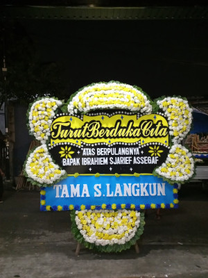 Papan Bunga Duka di Kebun Sayur